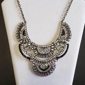 BEAUTIFUL CRYSTAL STATEMENT NECKLACE